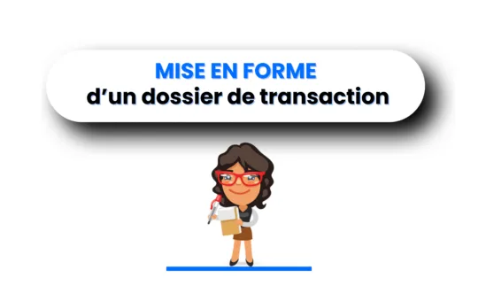 Agent immobilier préparant un dossier de vente immobilier complet avec documents obligatoires